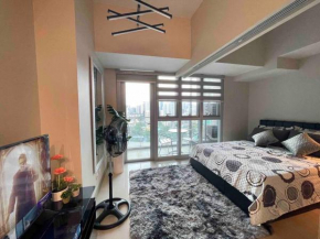 Free Parking with balcony and city view at Uptown Parksuites BGC